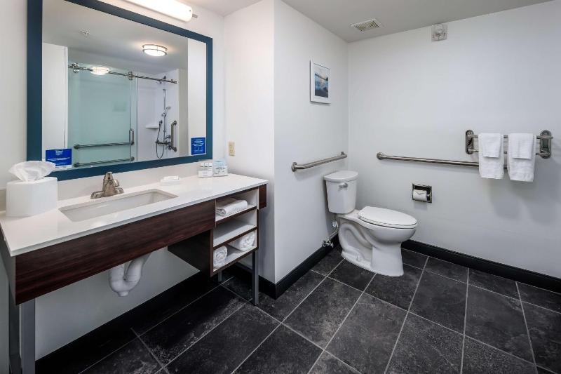 Hampton Inn & Suites Navarre - image 12