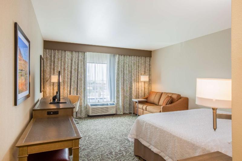 King Room with Sofa Bed - Non-Smoking image 1