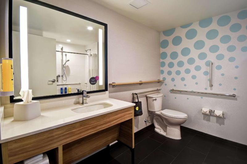 Queen Room with Two Queen Beds and Roll-In Shower - Mobility and Hearing Access image 4