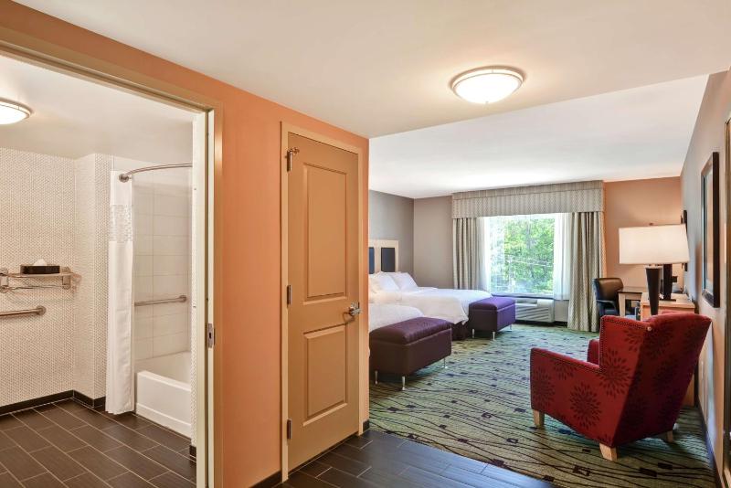 Queen Room with Two Queen Beds - Mobility and Hearing Access/Non-Smoking image 3