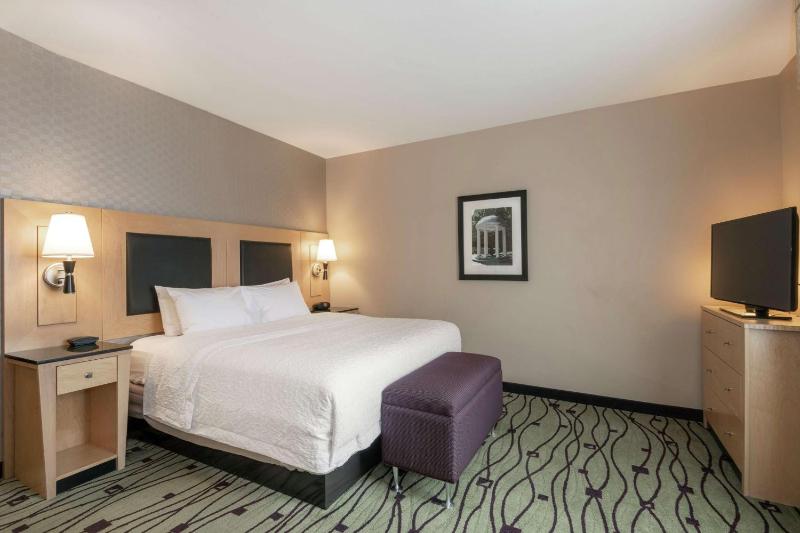 King Room with King Bed - Non-Smoking image 4