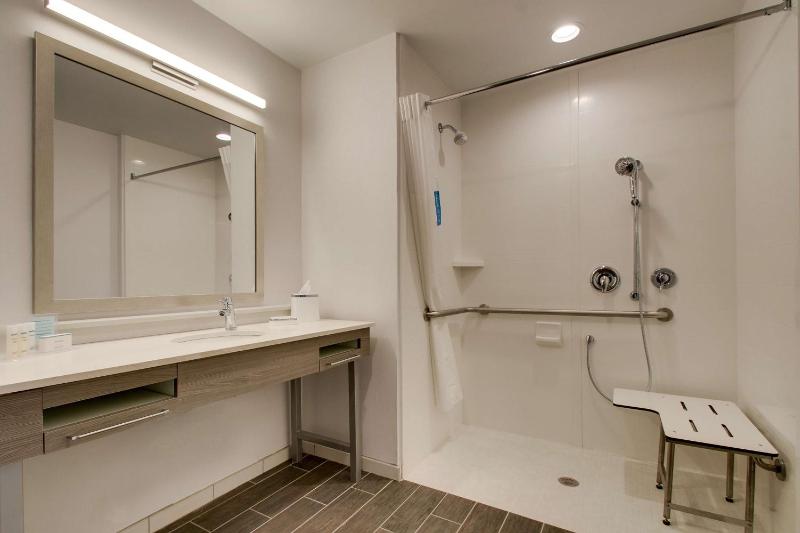 King Room with Roll-In Shower - Mobility Access/Non-Smoking image 2