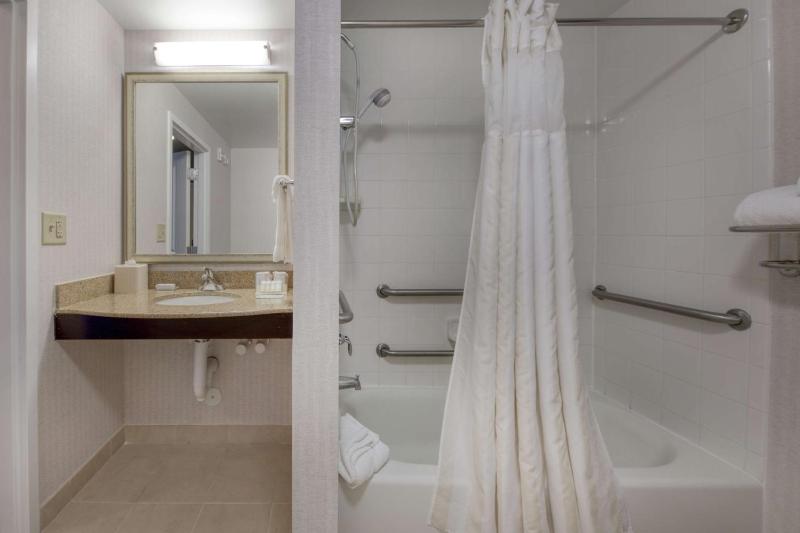 King Room with Tub - Mobility and Hearing Access image 2