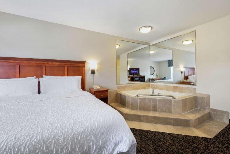 King Room with Spa Bath image 3
