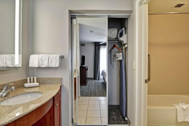 One-Bedroom Queen Suite with Two Queen Beds - Non-Smoking image 2