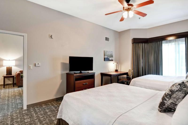 Two Bedroom Suite with One King and Two Queen Beds - Non-Smoking image 1