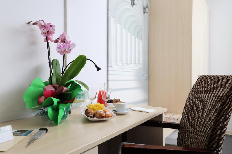 Queen Room with Balcony image 3