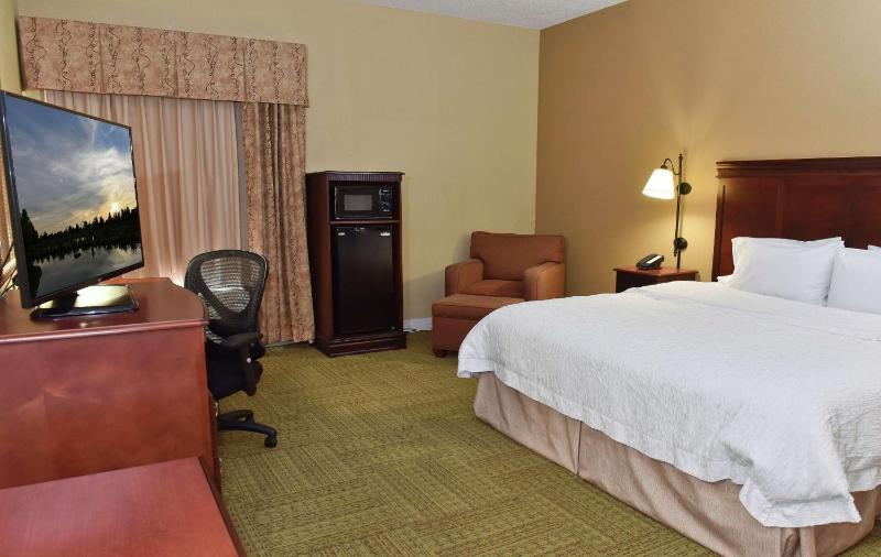 Queen Room with Mobility Access/Non-Smoking image 3