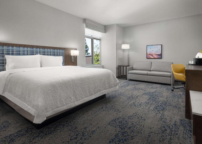 King Room with Sofa Bed - Non-Smoking image 1