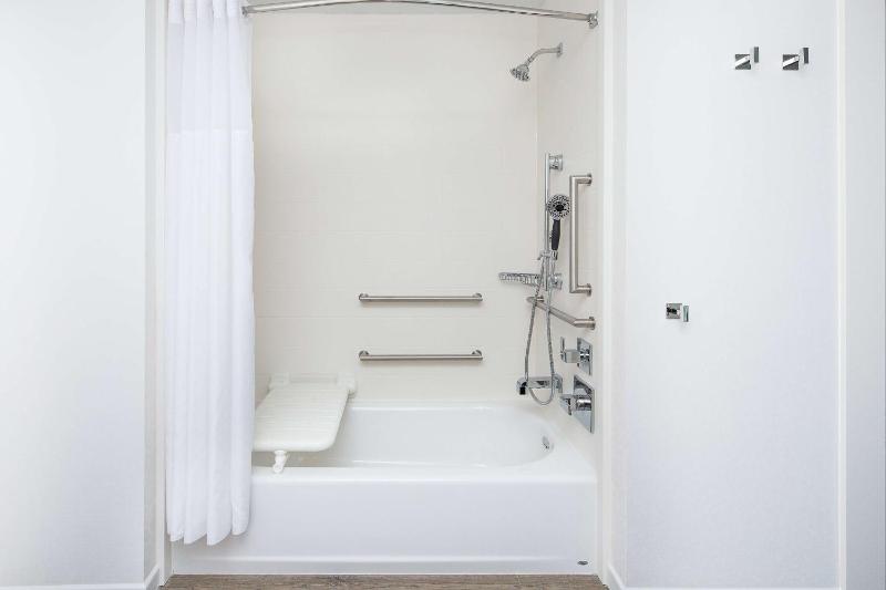 King Room with Bath Tub - Mobility and Hearing Access/Non-Smoking image 2