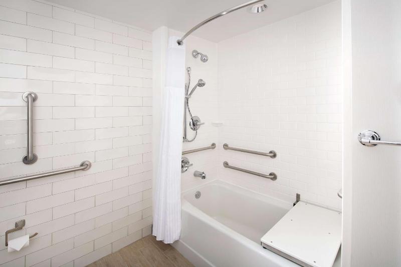 King Room with Tub - Mobility and Hearing Access image 2