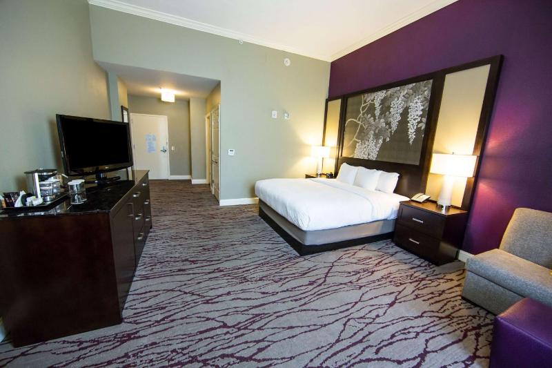 King Room with Whirlpool - Non-Smoking image 3