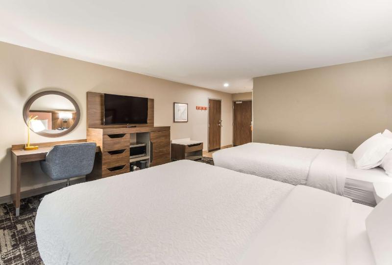 Queen Room with Two Queen Beds image 3