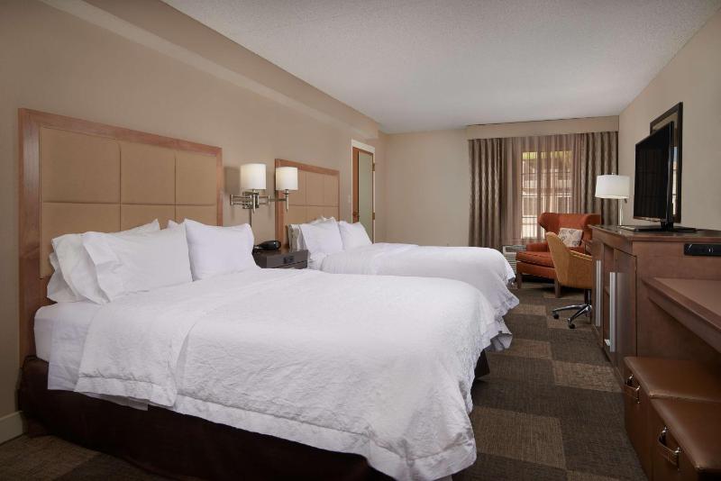 Queen Room with Two Queen Beds - Mobility Access/Non-Smoking image 2