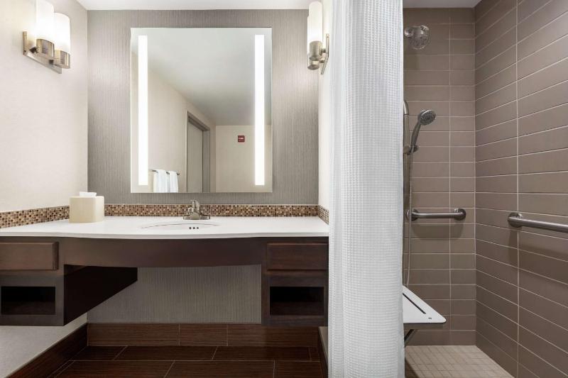 One-Bedroom King Suite with Roll-in Shower - Mobility Accessible image 2