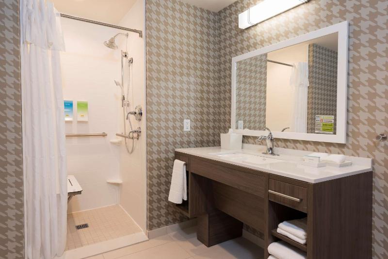 King Studio with Roll-In Shower - Disability Access/Non-Smoking image 2