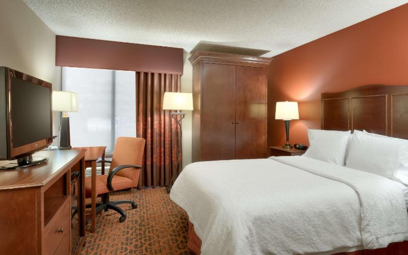 Queen Room with Roll-In Shower - Mobility Access/Non-Smoking image 3