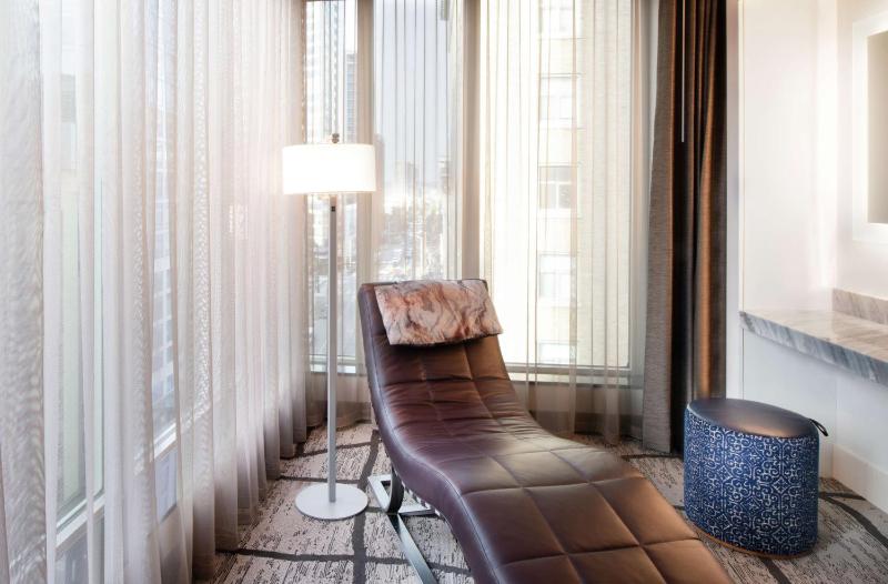 Deluxe King Room with City View image 4
