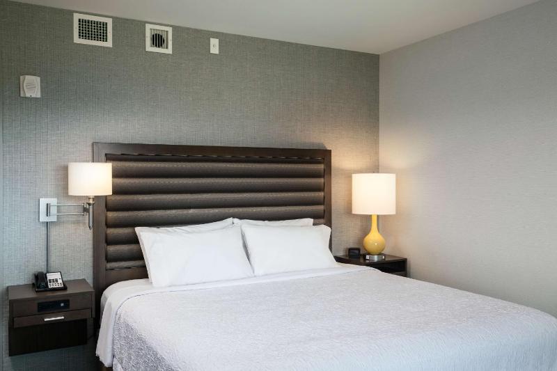 King Room with King Bed - Non-Smoking image 1