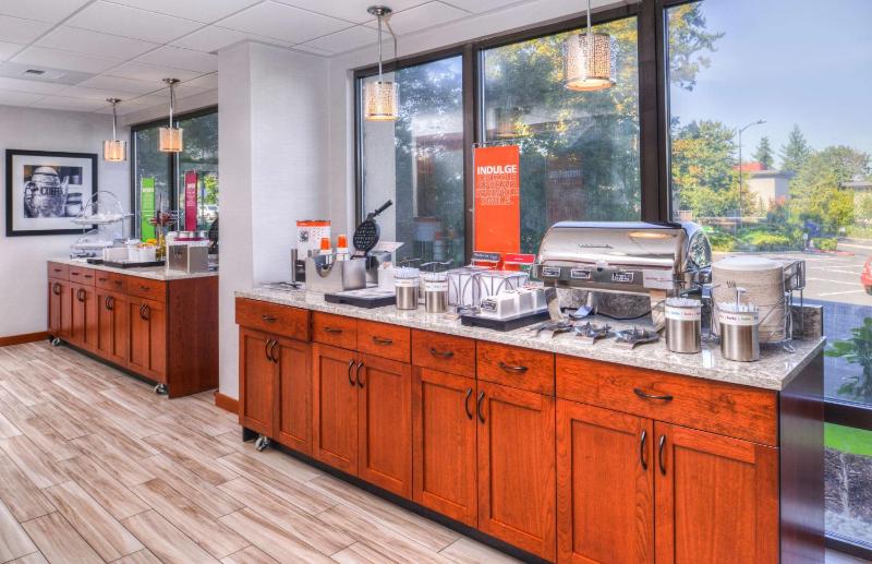 Hampton Inn Seattle-Airport - image 2