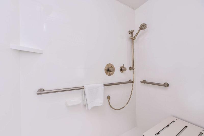 Double Room with Roll-in Shower - Mobility Accessible/Non-Smoking image 3