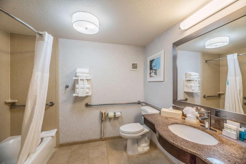 Queen Room with Two Queen Beds - Mobility and Hearing Access/Non-Smoking image 2