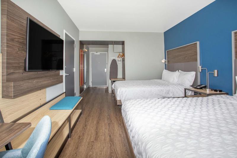 Queen Room with Two Queen Beds - Hearing Access image 3