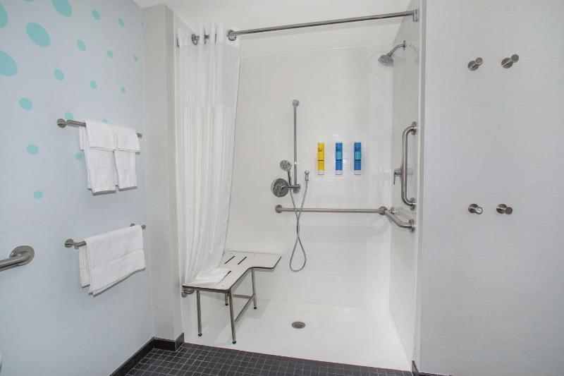 King Room with Accessible Tub - Mobility Access image 3