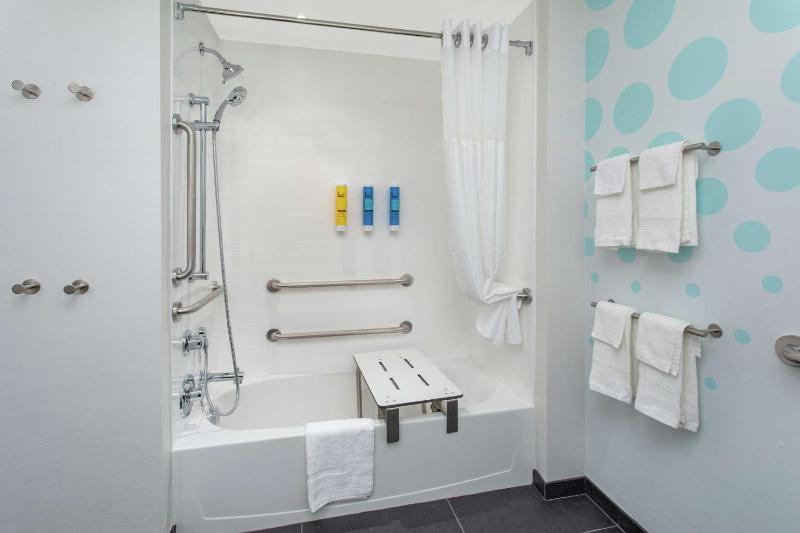 King Room with Accessible Tub - Mobility Access image 2