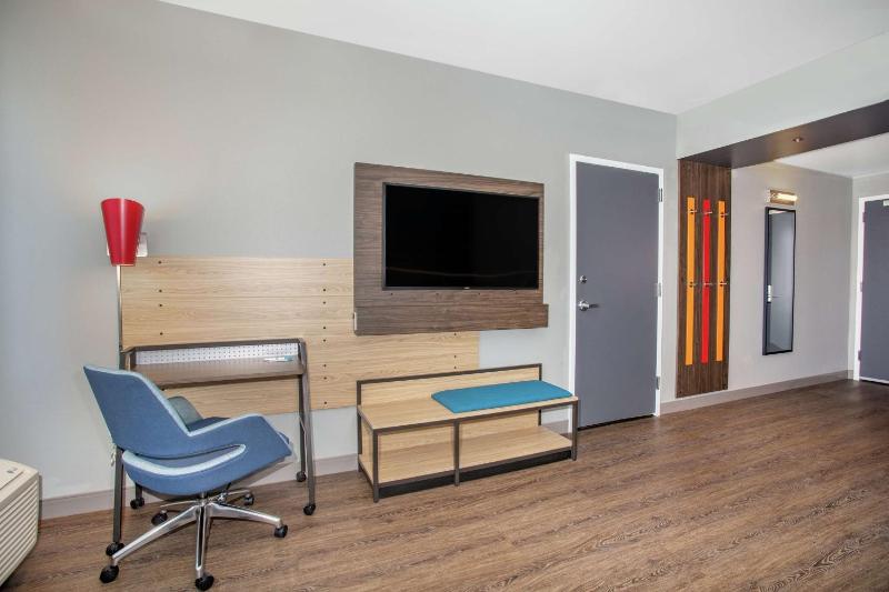 King Room with Accessible Tub - Mobility Access image 4