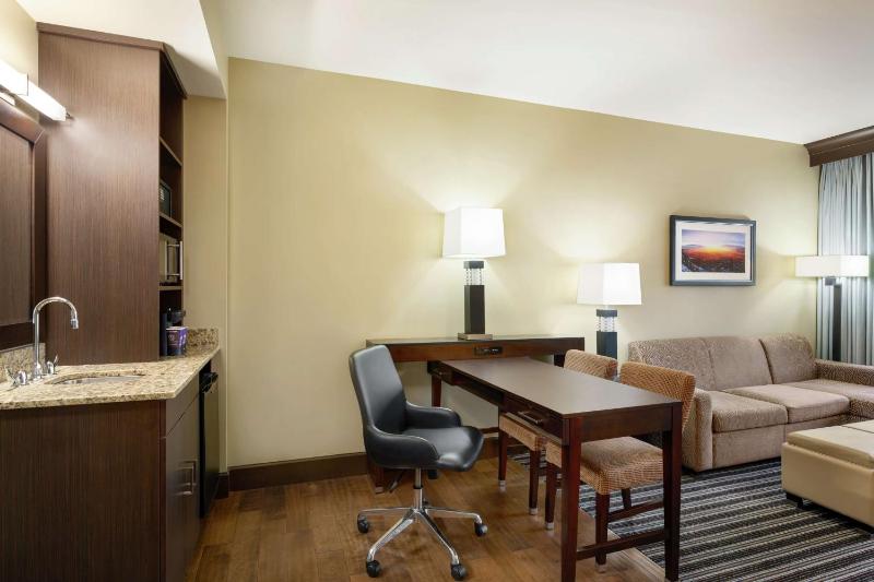 Queen Suite - Non-Smoking image 3