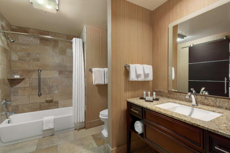Queen Suite - Non-Smoking image 2