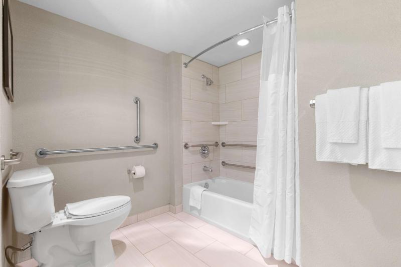Queen Room with Bath Tub - Mobility/Hearing Accessible image 2