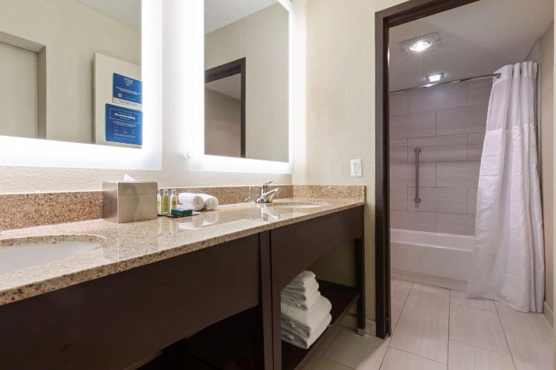 Junior King Suite image 2