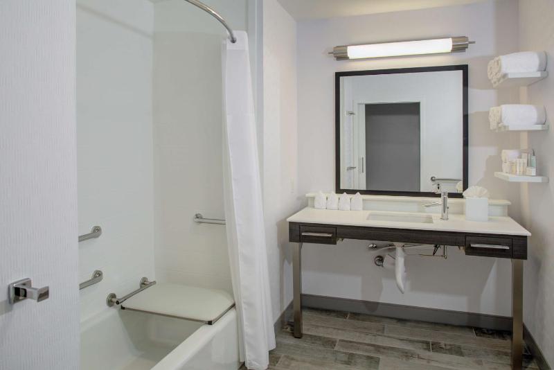 King Room with Tub - Mobility/Hearing Accessible/Non-Smoking image 3