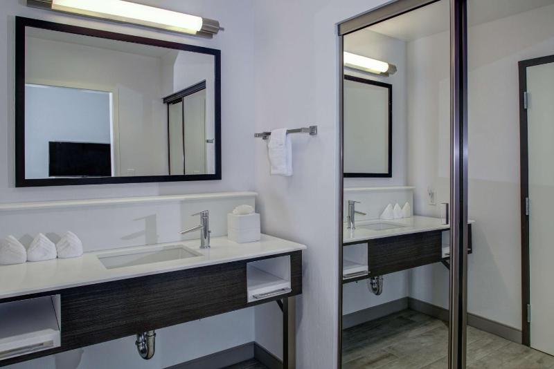 King Studio Suite - Non-Smoking image 2