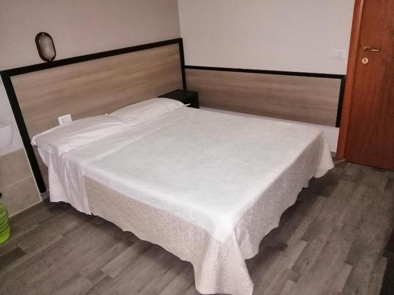 Double Room with Shared Toilet image 1