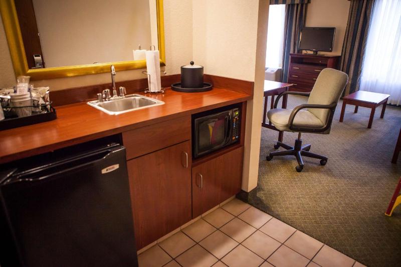 Queen Studio Suite with Two Queen Beds - Non-Smoking image 4
