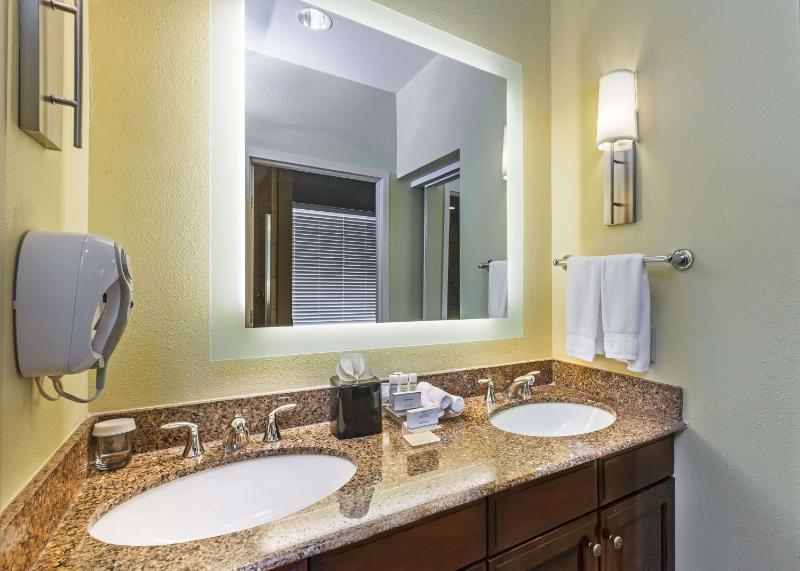 One-Bedroom King Suite with Fireplace - Non-Smoking  image 3