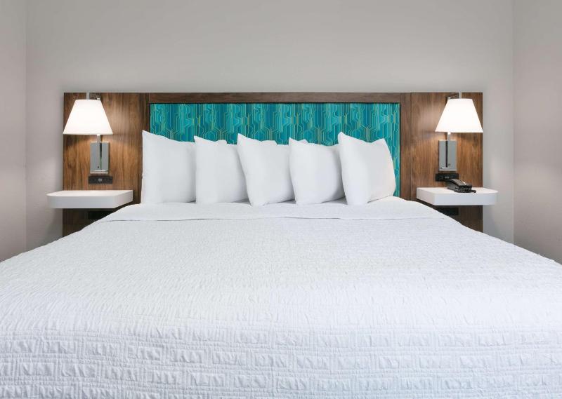 King Room with King Bed - Non-Smoking image 4