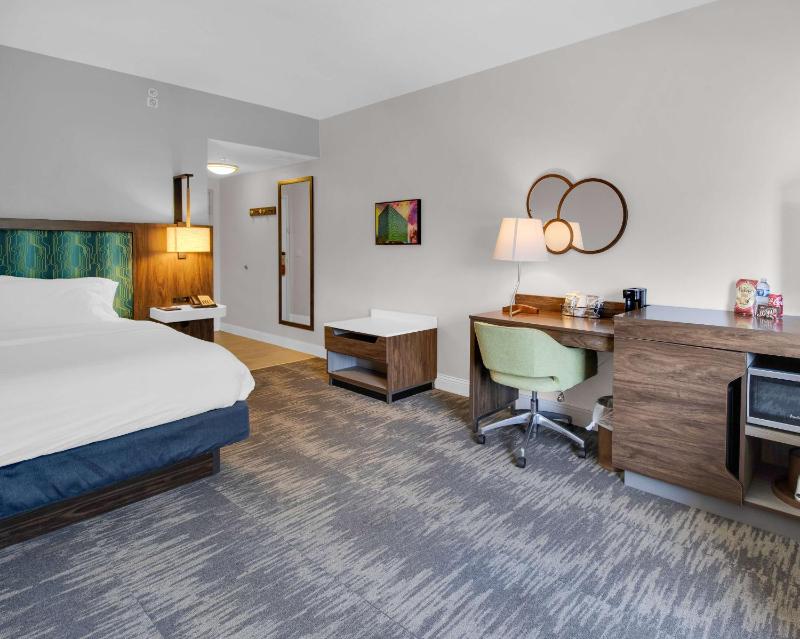 Premium King Room with Sofa Bed - Non-Smoking image 4