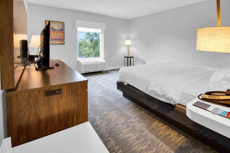 King Room with King Bed - Non-Smoking image 4