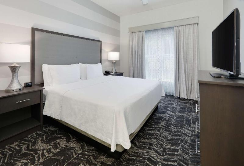 Two Bedroom Suite with One King and Two Queen Beds - Non-Smoking image 1