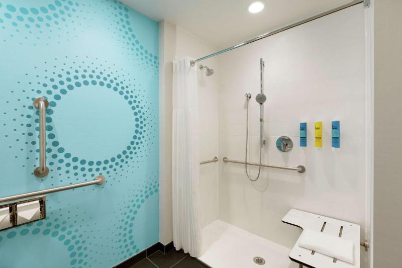 King Room with Roll-In Shower - Mobility Access image 2