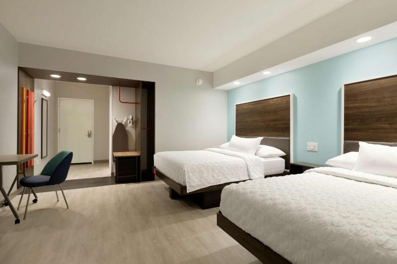 Queen Room with Two Queen Beds and Roll-In Shower - Mobility Access image 1