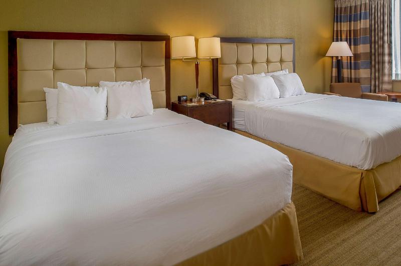 Deluxe Queen Room with Two Queen Beds image 3