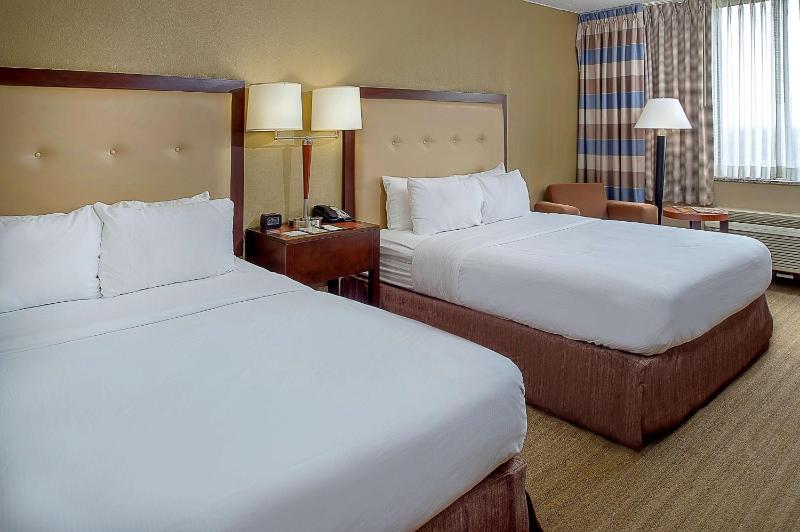 Deluxe Queen Room with Two Queen Beds image 4