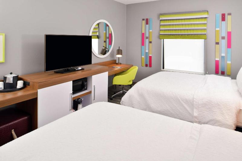 Queen Room with Two Queen Beds - Non-Smoking image 3
