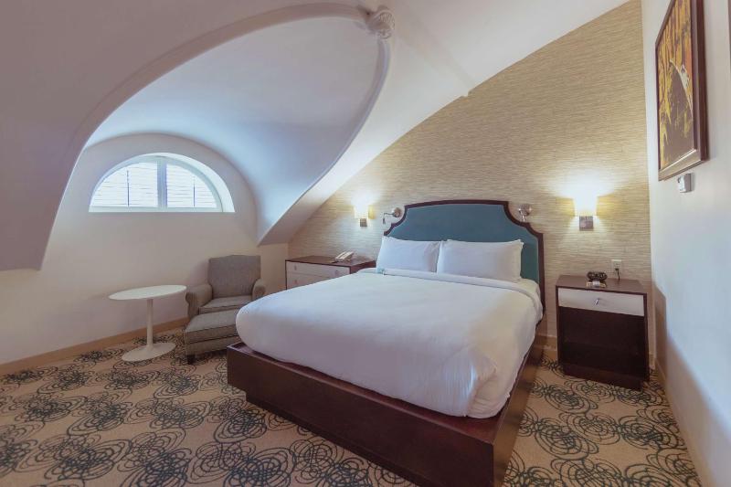 Junior King Suite with Seating Area image 4