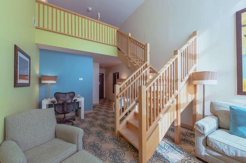 One-Bedroom Treehouse Loft King Suite image 3